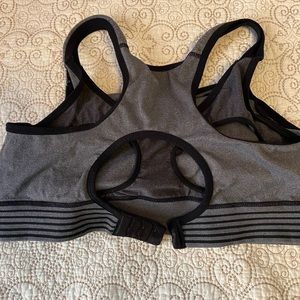 Maternity sports bra